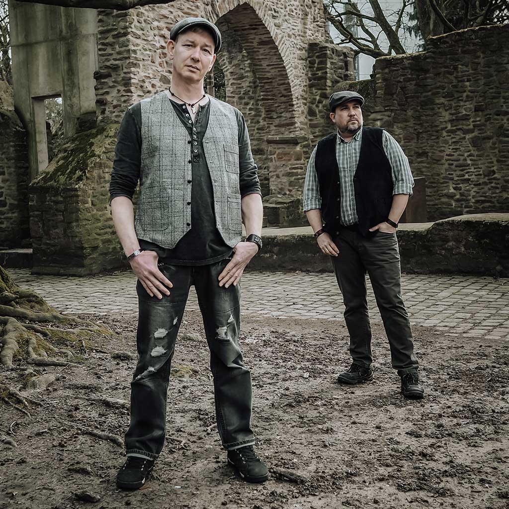 Peter und Oliver von der Bochumer Band Stadtrandpoeten bei einem Fotoshooting im Schloßpark Bochum Weitmar