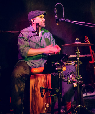 Der Musiker Oliver Wengeler von der Band Stadtrandpoeten spielt bei einem Gig auf seinen Percussions
